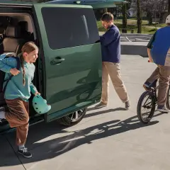 Dzieci wysiadają z zielonego vana, gotowe na skatepark. Czy opiekun osoby niepełnosprawnej płaci za bilet, by móc im towarzyszyć?