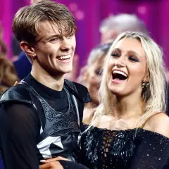 Glada vinnare av Let's Dance 2023, med jublande publik i bakgrunden.