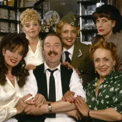 Allo allo! Właściciel kawiarni René Artois z żoną Edith i pracownicami, w tym niemiecką oficer.