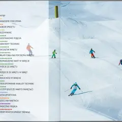 Narciarze doskonalą technikę narciarstwa alpejskiego na ośnieżonym stoku.