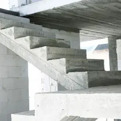 Surowe schody betonowe, idealne do taniego wykończenia. Budowa domu w toku.
