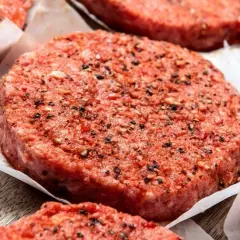 Jak przyprawić mięso na burgery? Sekret soczystości i smaku