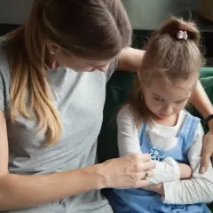 Madre intenta consolar a su hija, que se muestra enfadada y con los brazos cruzados. Un momento difícil cuando un hijo trata mal a su madre.
