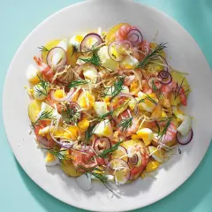 En härlig potatissallad med räkor, ägg, rödlök och dill. En riktigt god sallad till maten!