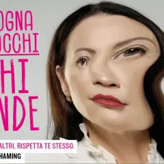 Volto distorto, simbolo del body shaming. "Vergogna negli occhi di chi offende", recita lo slogan. Rispetta te stesso.