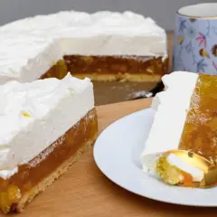 Puszysty krem śmietankowy do tortu bez mascarpone, z warstwą owocowej galaretki i biszkoptem. Idealny deser.