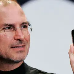 Steve Jobs prezentuje pierwszy iPhone.