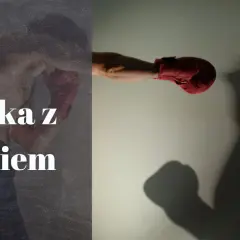 Bokser w czerwonej rękawicy walczy z cieniem, który przybiera postać przeciwnika.