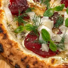 Eine köstliche Cookie Pizza mit Rote Bete, Dill und Parmesan.