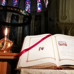 Kto może czytać Pismo Święte w kościele? Odkryj ważne zasady