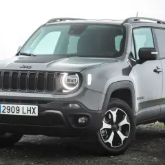 Un Jeep Renegade gris, listo para una prueba de manejo. Su diseño robusto y moderno invita a la aventura.