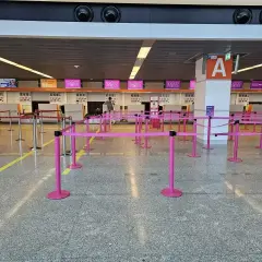 Puste stanowiska odprawy Wizz Air na lotnisku. Krok po kroku na lotnisku, czekając na swój lot.