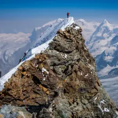 Szczyt Matterhornu zdobyty! Widok na lodowce i ośnieżone góry zapiera dech. Wejście na Matterhorn to marzenie wielu alpinistów.
