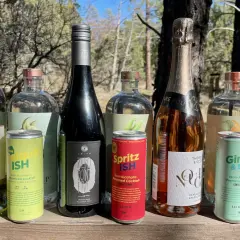 Wybór bezalkoholowych drinków, gdy szukasz czym zastąpić alkohol izopropylowy. Znajdziesz tu wina, koktajle i napoje gazowane.