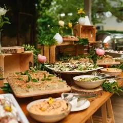 Ile kosztuje catering na komunię? Sprawdź ceny i opcje usług