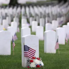 Der heldenfriedhof der USA ehrt gefallene Soldaten. Reihen von weißen Grabsteinen, geschmückt mit kleinen Flaggen und Blumen, zeugen von ihrem Opfer.