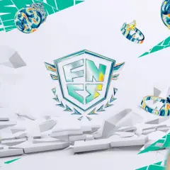 Logo FNCS na tle rozbitej tarczy. Wokół unoszą się kolorowe, abstrakcyjne kształty i pierścienie.