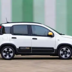 La Fiat Panda, la macchina meno costosa al mondo, sfreccia con il suo design compatto e dettagli gialli.