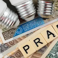 Żarówki na banknotach 500 i 200 zł, litery układające się w słowo "PRĄD".