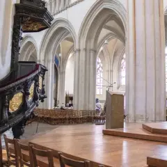 Wnętrze katedry z ozdobną amboną, ławkami i witrażami. Wyobraź sobie, że to miejsce, gdzie wygłaszano kazania sejmowe streszczenie.