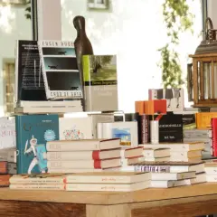 Bücher im altenberger domladen: Romane, Novellen und mehr, darunter "John Dos Passos Orient-Express" und "Gladiator".