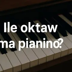 Klawiatura pianina z białymi i czarnymi klawiszami. Tekst na zdjęciu pyta: "Ile oktaw ma pianino?".