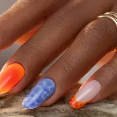 Letnia stylizacja paznokci: neonail jak stosować? Morskie wzory, pomarańczowy ombre i francuski manicure z kropkami.