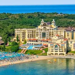 Duni Royal Pelican: luksusowy hotel z basenami i plażą nad morzem, otoczony zielenią.