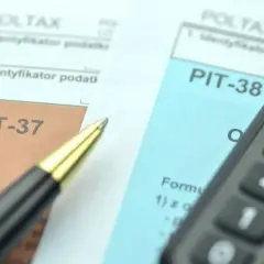 Druk PIT-37 i PIT-38, długopis i kalkulator. Czas rozliczyć dochód.