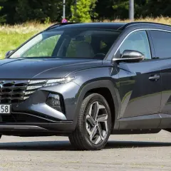 Nowoczesny, ciemnoszary Hyundai Tucson, jeden z popularnych hyundai suv modele, zaparkowany na zewnątrz.