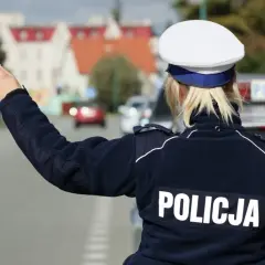 Policjantka kieruje ruchem, a kierowcy zastanawiają się, dlaczego punkty karne nie skasowały się po roku.