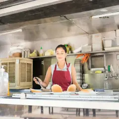 Donna prepara panini nel suo food truck, un sogno che sta per aprire.