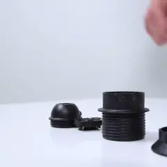 Piezas de un portalamparas con rosca para pantalla, listas para ensamblar.