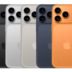 Pięć smartfonów w różnych kolorach: czarny, srebrny, beżowy, granatowy i pomarańczowy. To nowe iPhone 17 Pro Max kolory.