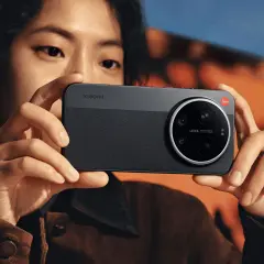 Osoba trzyma smartfon Xiaomi 17 Ultra z charakterystycznym modułem aparatów Leica.