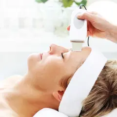 Peeling kawitacyjny: Odkryj sekret gładkiej cery bez bólu!