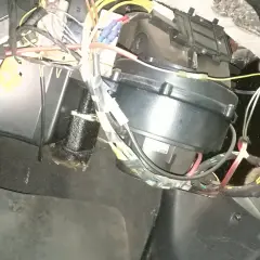 W Audi A4 B5 zawór nagrzewnicy znajduje się za panelem deski rozdzielczej, blisko dmuchawy.