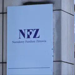 NFZ - Narodowy Fundusz Zdrowia. Zapewnia ubezpieczenie zdrowotne dla bezrobotnych, dbając o dostęp do opieki medycznej.
