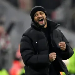 Radość trenera Bayernu! W czapce i puchowej kurtce, z zaciśniętymi pięściami, krzyczy z ekscytacji.