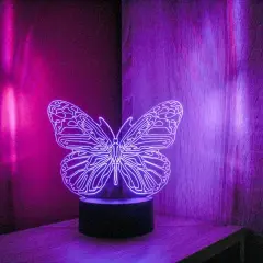 Nocna lampa motylki w kolorze fioletowym, tworząca magiczną atmosferę.