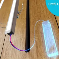 Oświetlenie LED w ścianie, z profilem aluminiowym i przewodami, tworzy nowoczesny efekt świetlny na drewnianej powierzchni.