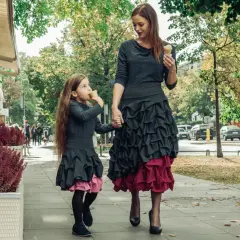 Urocze duety: pasujące spódnice dla mamy i córki. Jak je nosić?
