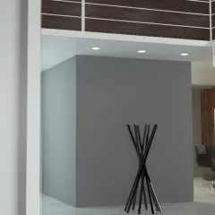 Nowoczesny biały kocioł kondensacyjny Ariston na szarej ścianie. W tle designerskie wnętrze z meblami i sztuką.
