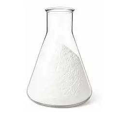 Flacon Erlenmeyer contenant une poudre blanche, rappelant le danger potentiel des polyphosphates dans certaines applications.