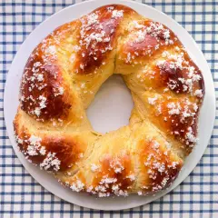 Rosca de Pascua dorada y brillante, espolvoreada con azúcar, lista para compartir en familia.