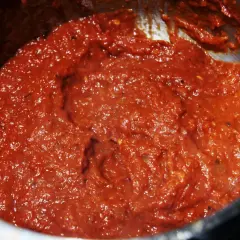 Gęsty, aromatyczny sos pomidorowy do pizzy, gotowy do użycia. Idealny wybór, jeśli zastanawiasz się, jaki sos pomidorowy do pizzy wybrać.