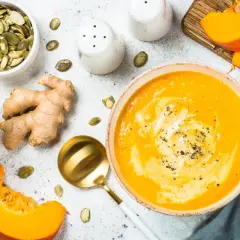 Pomarańczowa zupa dyniowa z imbirem i pestkami. Idealna na chłodne dni, gdy zastanawiasz się, jak rozmrozic zupę.