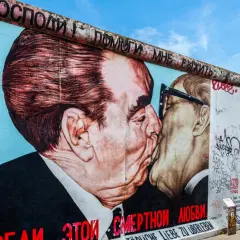 Słynny pocałunek Breżniewa i Honeckera na pozostałościach muru berlińskiego, symboliczny obraz wolności, gdy obalili mur berliński.