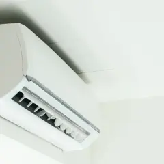 Unidad interior de aire acondicionado split, uno de los tipos de aire acondicionado más comunes para climatizar tu hogar.