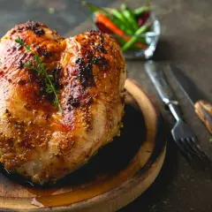 Petto di pollo arrosto con senape e erbe aromatiche, perfetto per le tue ricette con il petto di pollo.